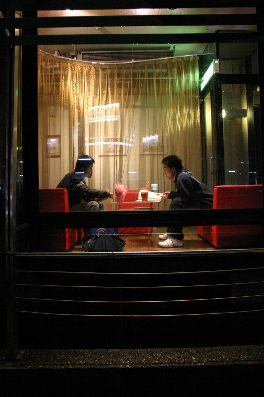 台中20號倉庫藝術特區藝術村2003年至2006年加崙工作室(大開劇團)時期夜晚的咖啡廳景緻攝影照片4